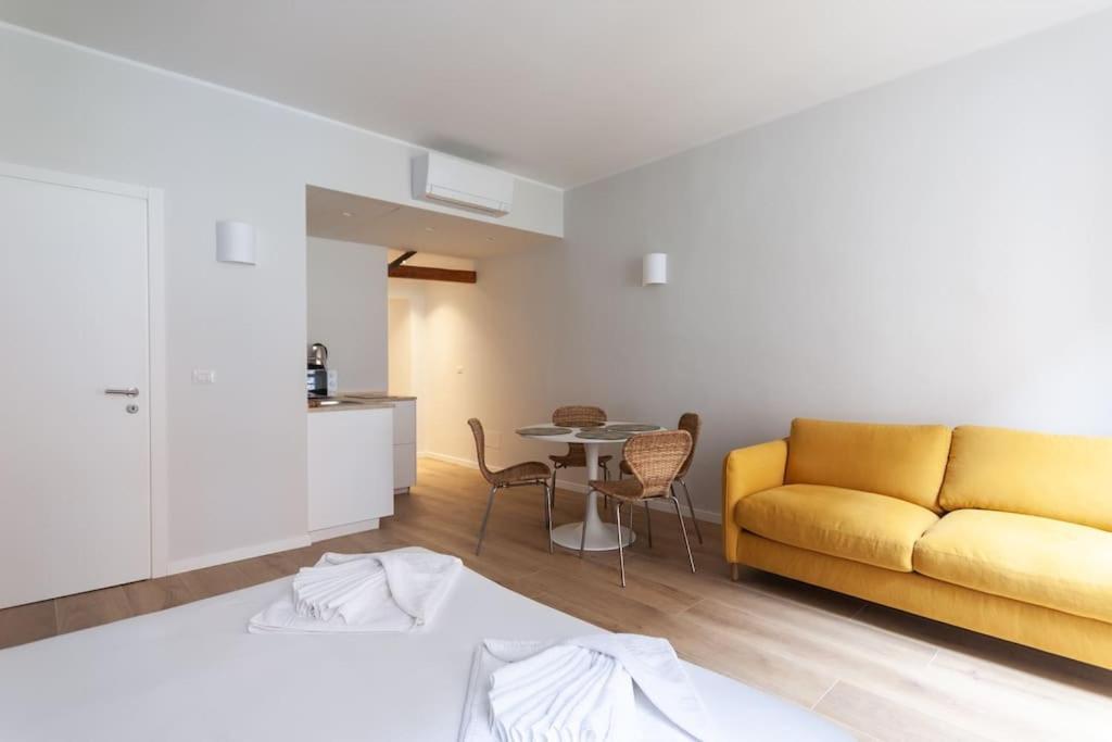 Youhosty - Ticinese Suite 1 Milán Exterior foto
